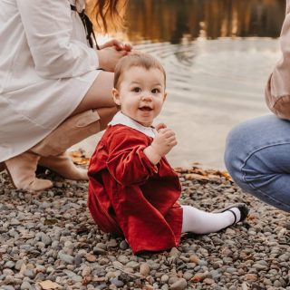 The sweetest family session 🥰 it was cold and a little windy but you’d never know it with those smiles 🥹

#tacomaphotographer #bonneylakephotographer #puyallupphotographer #pnwonderland #washingtonphotographer