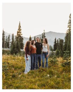 ✨ Senior sessions in the mountains >>>>>>>> 
#seniorphotographer #tacomaphotographer #bonneylakephotographer #puyallupfamilyphotographer #washingtonphotographer #mtrainier #tipsoolake
