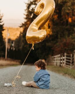 Nothing quite like turning 2 and running through a field with your grandparents during golden hour ✨🌅

#alexandrabutlerphotography #tacomaphotographer #bonneylakephotographer #puyallupfamilyphotographer #alexandrabutlerphotography